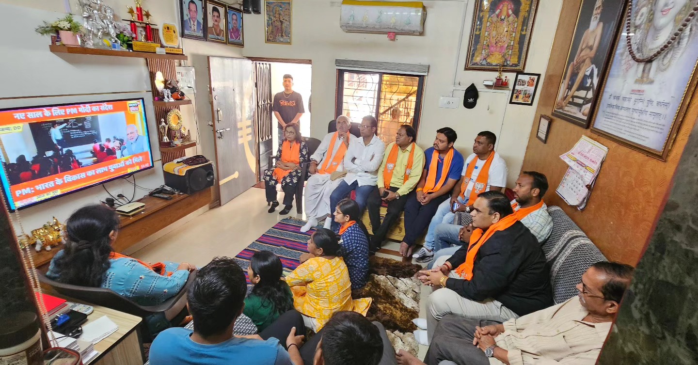 આજ રોજ બારડોલી નગર વોર્ડ નંબર 3 બુથ નંબર ૭૨માં કિંજલબેન વ્યાસના ઘરે વડાપ્રધાન શ્રી નરેન્દ્રભાઈ મોદી સાહેબનો મન કી બાતનો ૧૦૮મો એપિસોડ બારડોલી નગર ભાજપ મહામંત્રી શ્રી જગદીશભાઈ પટેલ, વિસ્તારક શ્રી વિશ્વાસભાઈ વાઘેલા તેમજ કાર્યકર્તા ભાઈઓ અને બહેનો સાથે નિહાળ્યો.